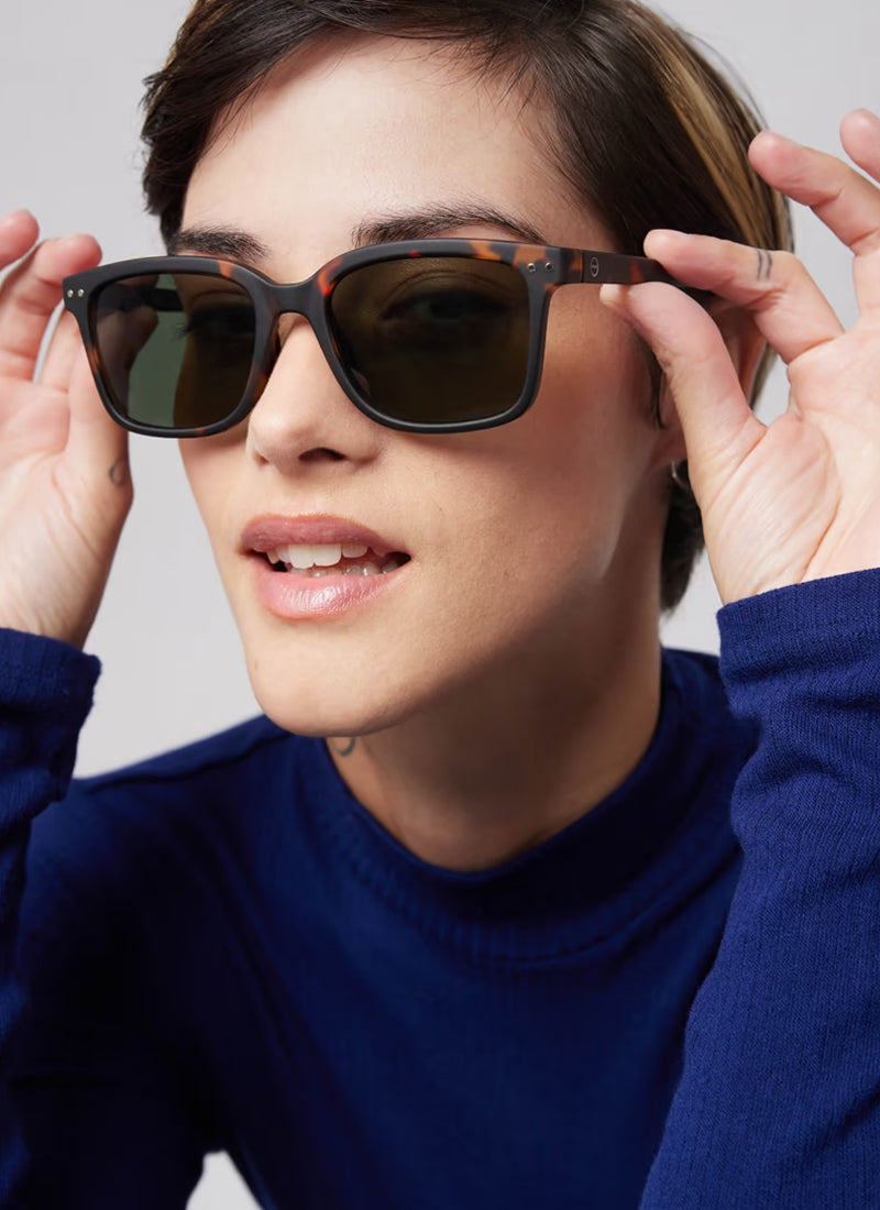 #L Sunglasses in tortoise by IZIPIZI