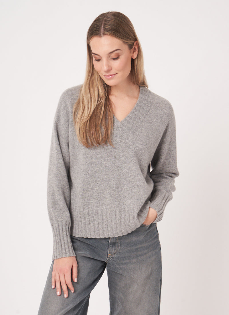 REPEAT Cashmere Cashmere V Neck Pullover