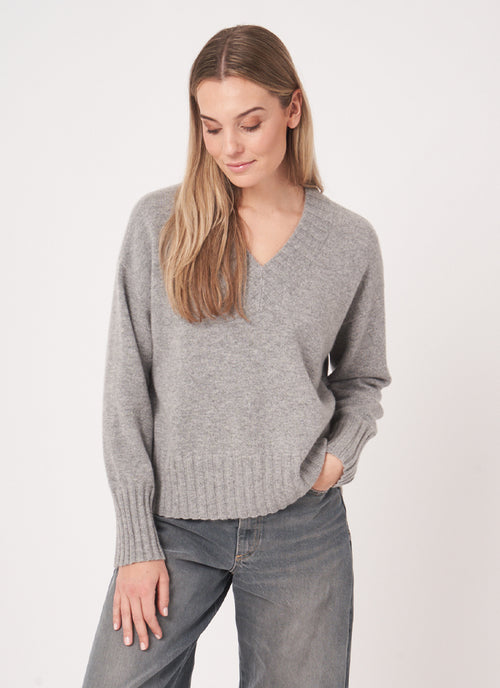 REPEAT Cashmere Cashmere V Neck Pullover